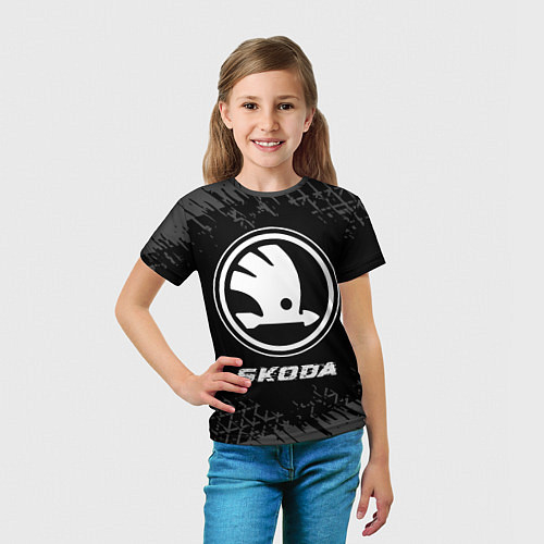 Детская футболка Skoda speed на темном фоне со следами шин / 3D-принт – фото 5