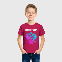Футболка хлопковая детская Виктор и неоновый герб России в центре, цвет: маджента — фото 2