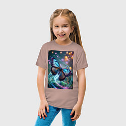 Футболка хлопковая детская Порхающая бабочка в неоновых линиях, цвет: пыльно-розовый — фото 2