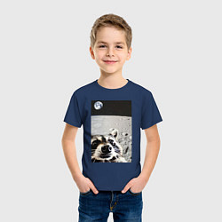 Футболка хлопковая детская Енот на луне делает селфи, цвет: тёмно-синий — фото 2