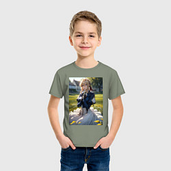 Футболка хлопковая детская Вайолет Эвергарден на лугу, цвет: авокадо — фото 2