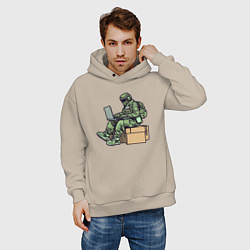 Толстовка оверсайз мужская Российский солдат за ноутбуком, цвет: миндальный — фото 2