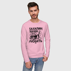 Лонгслив хлопковый мужской Сахалин можно только любить цвета светло-розовый — фото 2