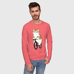 Лонгслив хлопковый мужской Котик на велосипеде, цвет: коралловый — фото 2