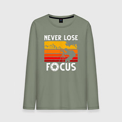 Лонгслив хлопковый мужской Never lose focus, цвет: авокадо