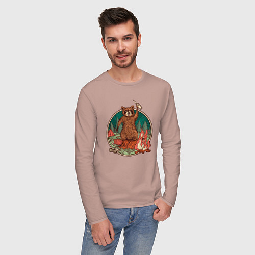 Мужской лонгслив Винтажный енот на отдыхе Camping Raccoon / Пыльно-розовый – фото 3