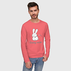 Лонгслив хлопковый мужской Кролик белый с лентой, цвет: коралловый — фото 2