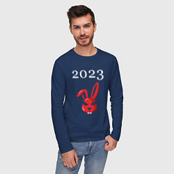 Лонгслив хлопковый мужской Кролик 2023 суровый: символ и надпись, цвет: тёмно-синий — фото 2