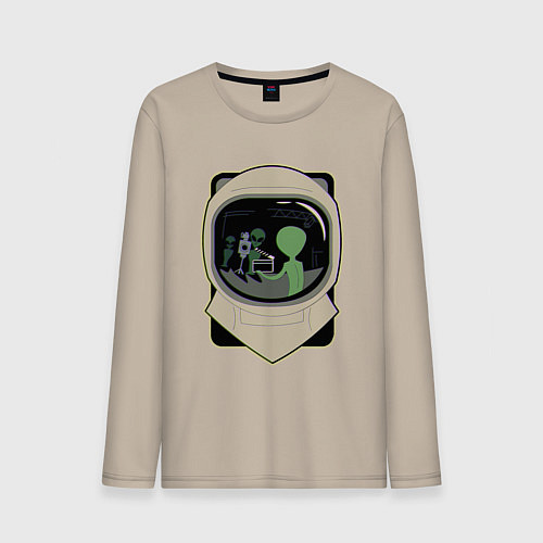 Мужской лонгслив Шлем космонавта с пришельцами в отражении / Миндальный – фото 1