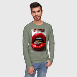Лонгслив хлопковый мужской Символ нового года 2025 змея в губах, цвет: авокадо — фото 2