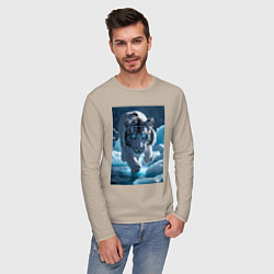 Лонгслив хлопковый мужской Белоснежный тигр крадется по льду, цвет: миндальный — фото 2