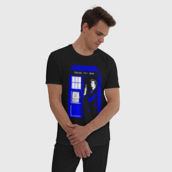 Пижама хлопковая мужская Доктор Кто у двери Тардис, цвет: черный — фото 2