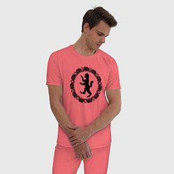 Пижама хлопковая мужская Окружённый змеями силуэт геральдического кота, цвет: коралловый — фото 2