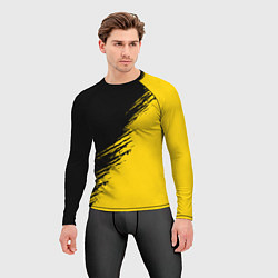 Рашгард мужской Черные штрихи на желтом фоне, цвет: 3D-принт — фото 2