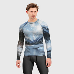 Рашгард мужской Снежный горный пейзаж с елями и рекой, цвет: 3D-принт — фото 2