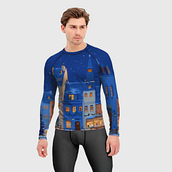Рашгард мужской Синяя новогодняя елочка во дворе, цвет: 3D-принт — фото 2