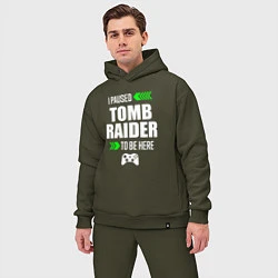 Мужской костюм оверсайз I paused Tomb Raider to be here с зелеными стрелка, цвет: хаки — фото 2