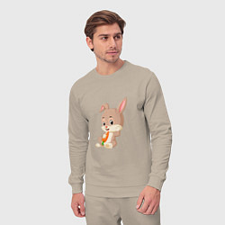 Костюм хлопковый мужской Кролик с морковочкой, цвет: миндальный — фото 2