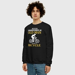 Свитшот хлопковый мужской Никогда не недооценивайте старика с велосипедом, цвет: черный — фото 2
