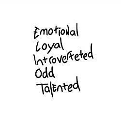 Свитшот хлопковый мужской Эмоциональная Верная Интроверт Странная Талантлива, цвет: белый — фото 2