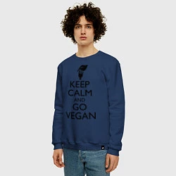 Свитшот хлопковый мужской Keep Calm & Go Vegan, цвет: тёмно-синий — фото 2