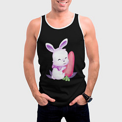 Майка-безрукавка мужская Крольчонок с большой морковкой на чёрном фоне, цвет: 3D-белый — фото 2