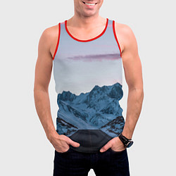 Майка-безрукавка мужская Белые зимние горы с дорогой, цвет: 3D-красный — фото 2