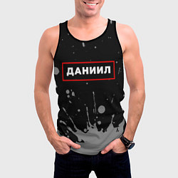 Майка-безрукавка мужская Даниил - в красной рамке на темном, цвет: 3D-черный — фото 2