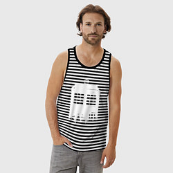 Майка мужская хлопок Тардис white - Доктор Кто, цвет: черная тельняшка — фото 2