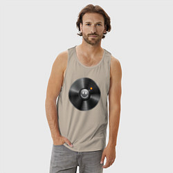 Майка мужская хлопок Виниловая пластинка с бомбочкой, цвет: миндальный — фото 2