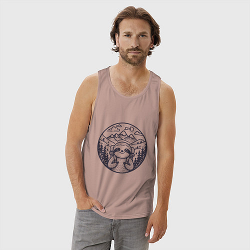 Мужская майка Ленивец турист с рюкзаком / Пыльно-розовый – фото 3