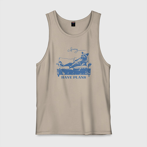 Мужская майка Енот лежит на диване и чилит / Миндальный – фото 1