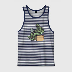 Майка мужская хлопок Российский солдат за ноутбуком, цвет: синяя тельняшка