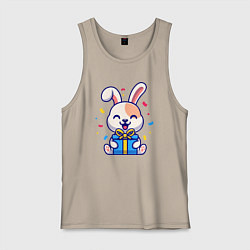 Майка мужская хлопок Радостный зайчик с подарком, цвет: миндальный