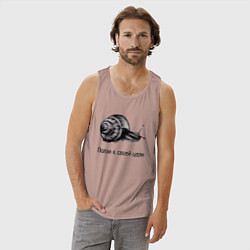 Майка мужская хлопок Улитка монохром ползет к своей цели, цвет: пыльно-розовый — фото 2