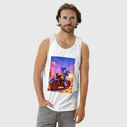 Майка мужская хлопок Ёж Соник на ржавом ретро мотоцикле в пустыне, цвет: белый — фото 2