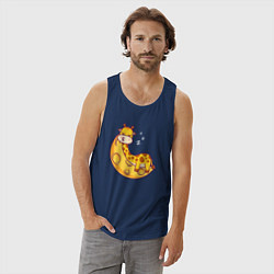 Майка мужская хлопок Спящий жираф на луне, цвет: тёмно-синий — фото 2