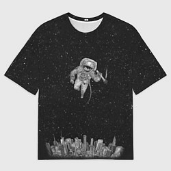 Мужская футболка оверсайз Космонавт Над Городом