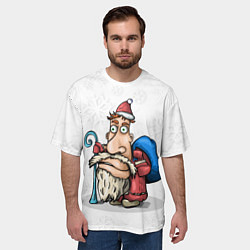 Футболка оверсайз мужская Дед Мороз спешит с подарками на фоне снежинок, цвет: 3D-принт — фото 2