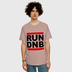 Футболка оверсайз мужская RUN DNB, цвет: пыльно-розовый — фото 2