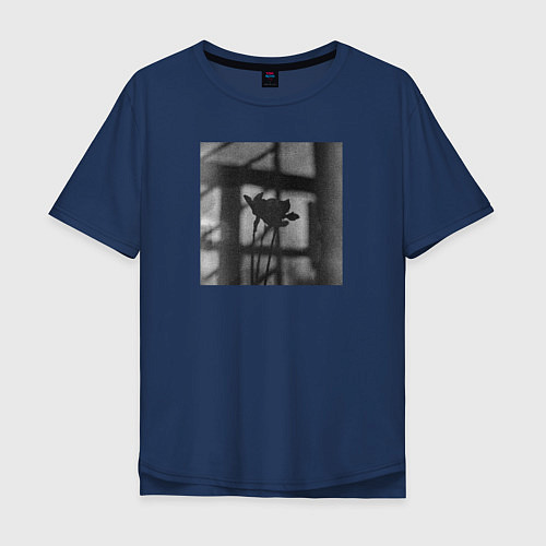 Мужская футболка оверсайз Нарциссы на фоне окна / Тёмно-синий – фото 1