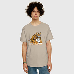 Футболка оверсайз мужская Тигрица с игривым тигрёнком, цвет: миндальный — фото 2