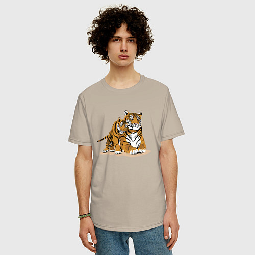 Мужская футболка оверсайз Тигрица с игривым тигрёнком / Миндальный – фото 3