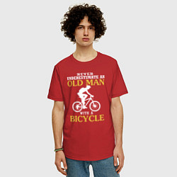 Футболка оверсайз мужская Никогда не недооценивайте старика с велосипедом, цвет: красный — фото 2