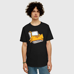 Футболка оверсайз мужская Котик лежит на ноутбуке, цвет: черный — фото 2