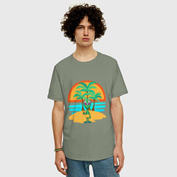 Футболка оверсайз мужская Пришелец на пляже, цвет: авокадо — фото 2