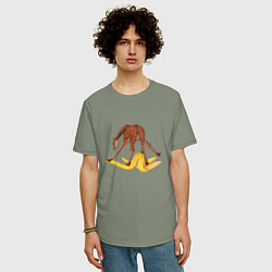 Футболка оверсайз мужская Жираф скользит на банановой кожуре, цвет: авокадо — фото 2