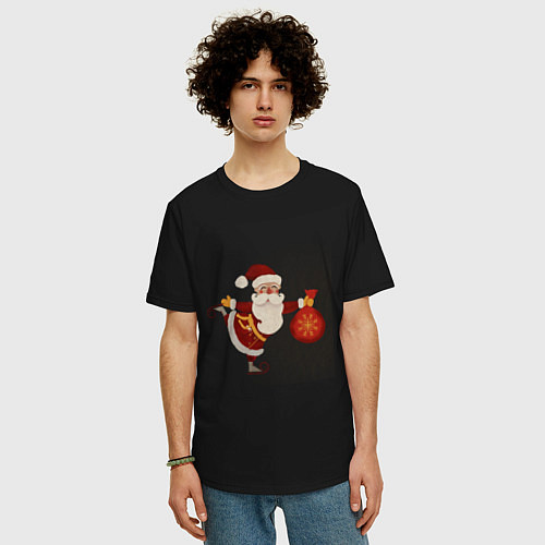 Мужская футболка оверсайз Дед Мороз на коньках с мешком подарков / Черный – фото 3