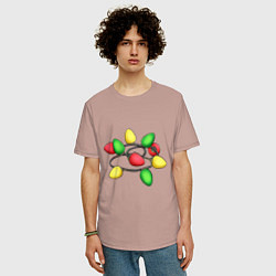 Футболка оверсайз мужская Новогодняя гирлянда, огоньки, цвет: пыльно-розовый — фото 2