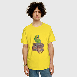 Футболка оверсайз мужская Зеленый попугай на сундуке с сокровищами, цвет: желтый — фото 2